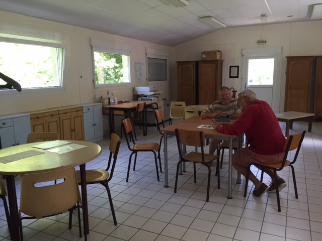 Une grande salle aérée Local Répar' Toi-même à Saint-Jacut de la mer- repar-toi-meme.org
