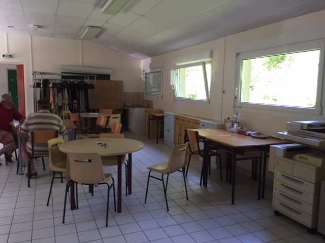 Une grande salle aérée Local Répar' Toi-même à Saint-Jacut de la mer- repar-toi-meme.org