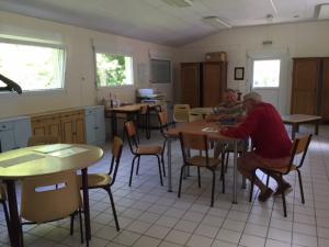 Une grande salle aérée Local Répar' Toi-même à Saint-Jacut de la mer- repar-toi-meme.org