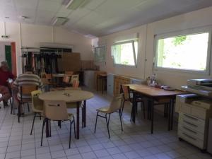 Une grande salle aérée Local Répar' Toi-même à Saint-Jacut de la mer- repar-toi-meme.org