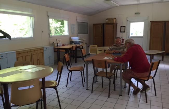 Une grande salle aérée Local Répar' Toi-même à Saint-Jacut de la mer- repar-toi-meme.org